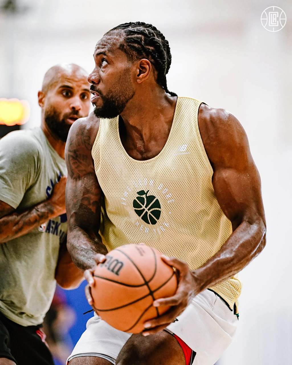 北京男篮84比74胜江苏迎开门红，赵睿首秀10分4助（北京男篮84-74力克江苏迎开门红，赵睿首秀贡献10分4助攻）