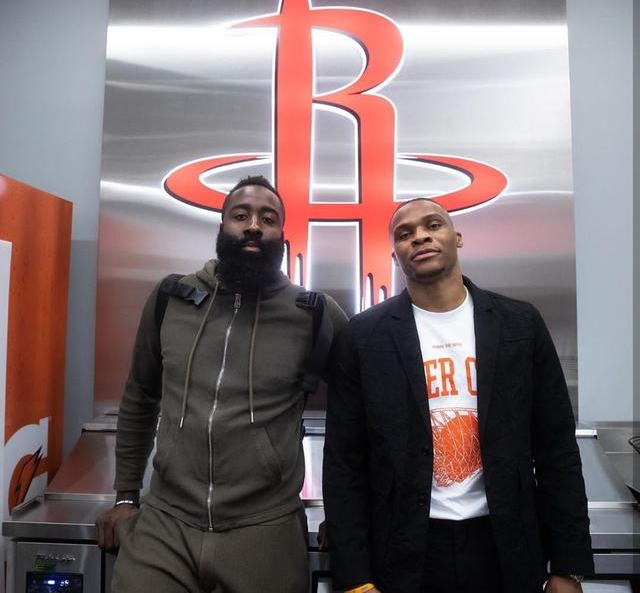 背身列队被罚，拉普拉塔大学生官方：将上诉，支持贝隆和全队（因背对列队遭处罚，拉普拉塔大学生宣布上诉：力挺贝隆与全队）