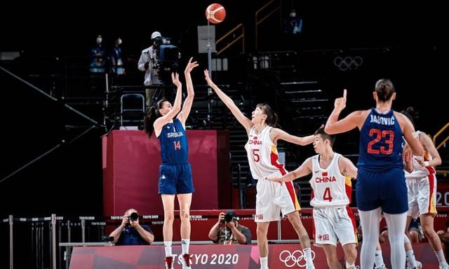 卡牌大师？皇马本场主裁本赛季此前7场西甲出示35黄6红（皇马本场主裁牌风凶猛：本季前7场西甲已掏35黄6红）