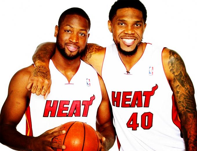 伊涅斯塔造访巴萨训练基地，与佩德里、亚马尔等人合影（伊涅斯塔探访巴萨训练基地，与佩德里、亚马尔等合影留念）